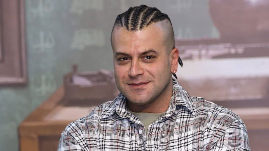 عینک خاص و پیراهنی که برای روزهای گرم تابستان مناسب‌تر است؛ نگاهی به استایل جدید روزبه حصاری