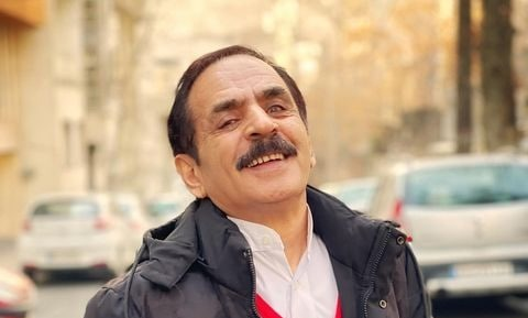 پز نیست سبک زندگیمه; تفریح لاکچری عمو رشید در استخر