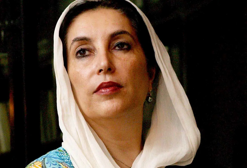 سفر در زمان؛ «بی نظیر بوتو» در حال پیاده شدن از هواپیما در واشنگتن؛ سال 1367