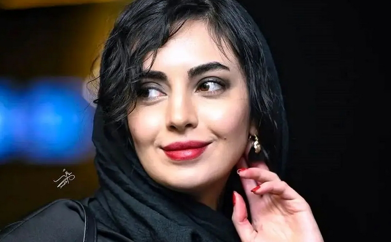 سفر در زمان؛ تیپ و چهرۀ «مهشید جوادی» (بچه مهندس) در مراسم اکران «52 هرتز»