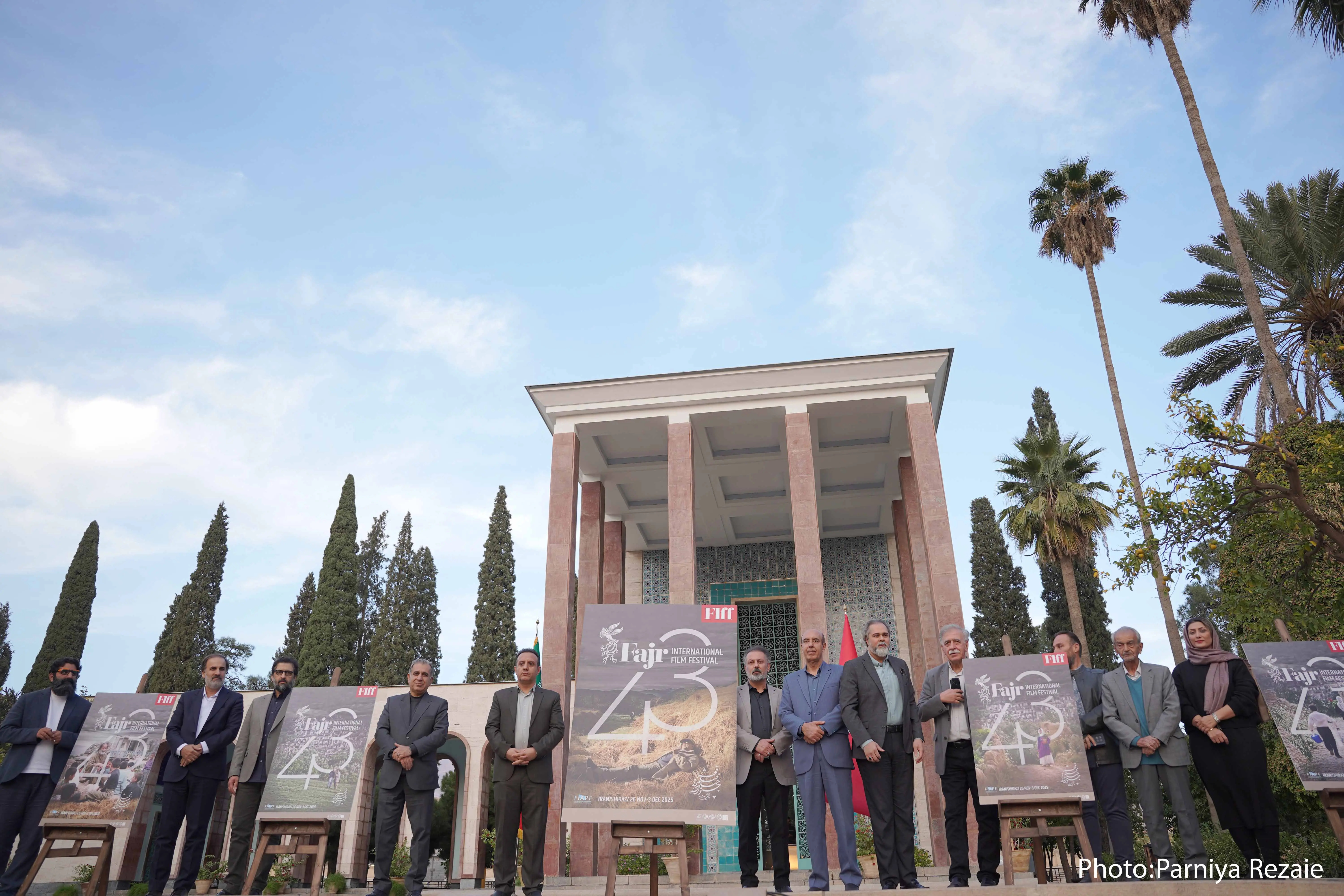 پوستر چهل و سومین جشنواره جهانی فیلم فجر رونمایی شد/ ۴۵ فیلم از ٣٠ کشور دنیا در شیراز به نمایش در می آید