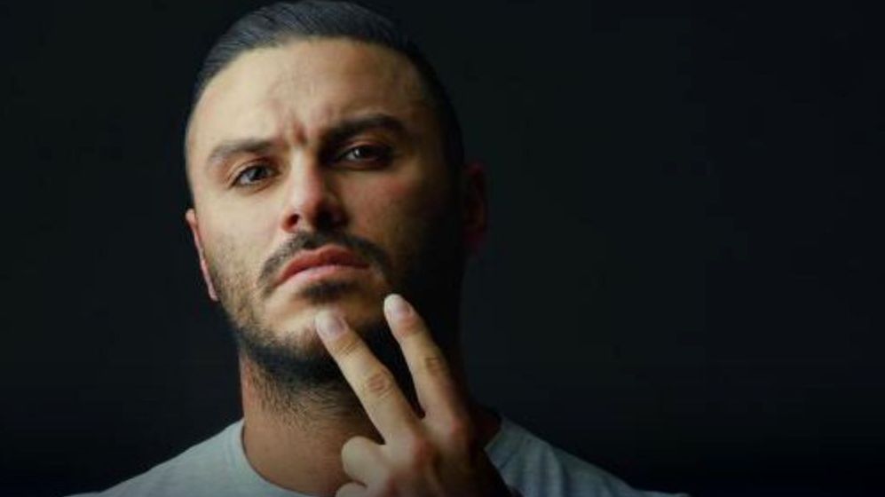 بیوگرافی آرمین زارعی؛ از شروع خوانندگی تا مجوز، زندگی شخصی و همسرش