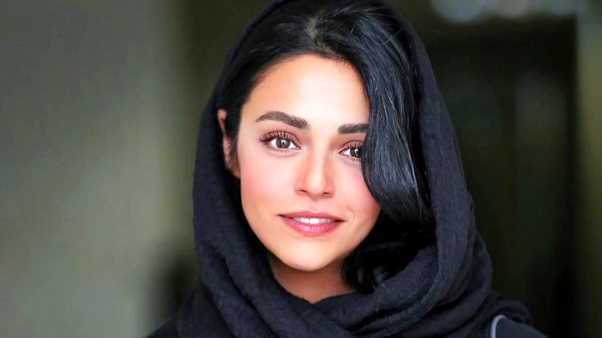 چهره مغموم سوگل خلیق در یک عکس سیاه و سفید