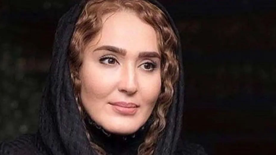 نگاهی به چیدمان عزای زهره فکور صبور با شمع و گل و قاب عکس در خانه پدری‌اش + بیوگرافی و علت خودکشی