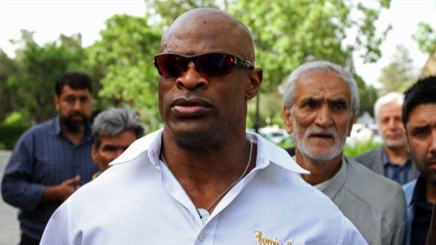 عکس| سفر زمان؛ «رونی کلمن» 16 ساله در کنار اولین ماشینش در دوران دبیرستان