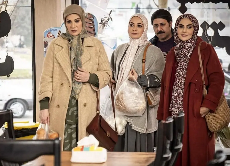 سفر در زمان؛ «شری» سریال پایتخت 7 در کنار مزار صادق هدایت؛ سال 96