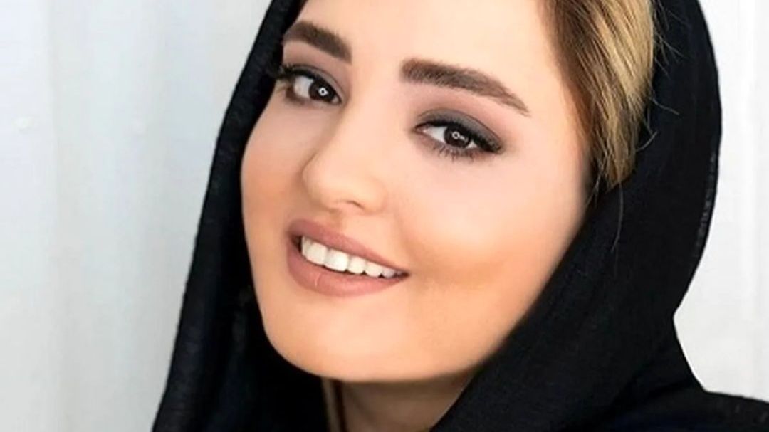 ژست متفاوت نرگس محمدی در خودروی لاکچری