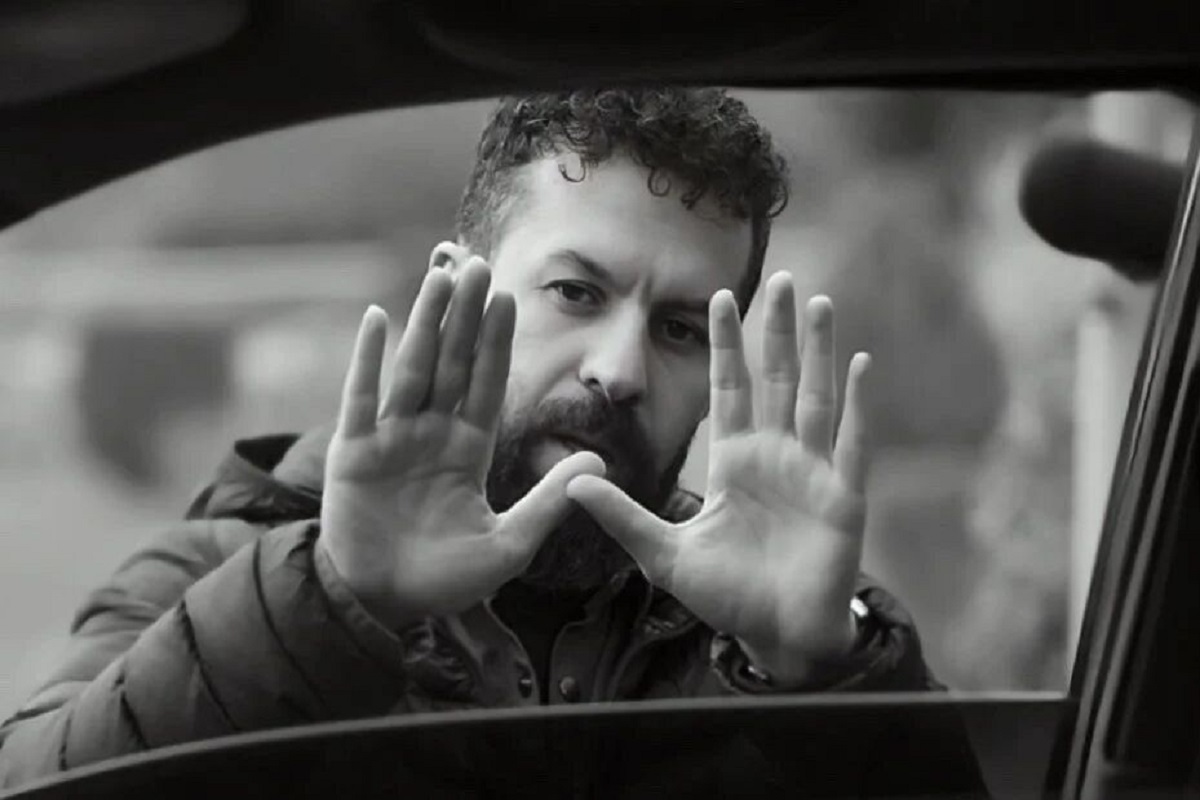 رونمایی از پوستر فیلم بیلبورد با بازی آناهیتا درگاهی و امین حیایی