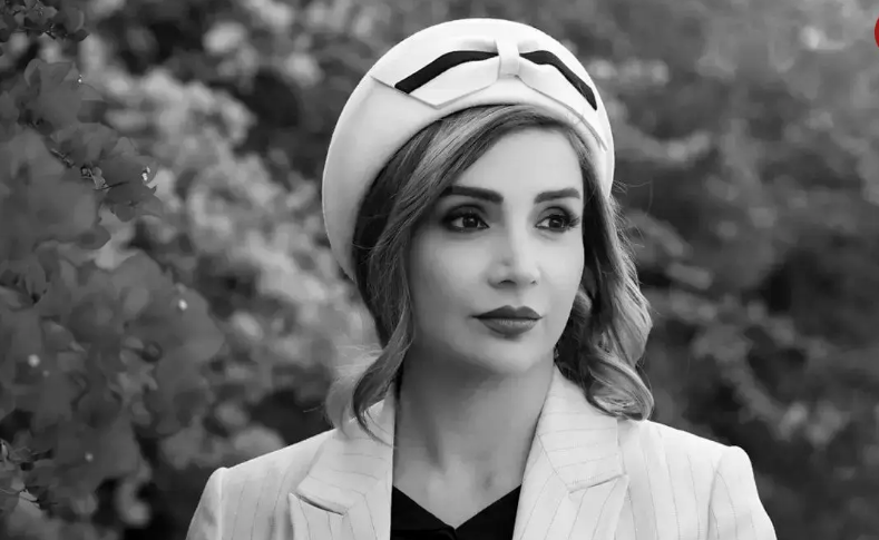 استایل کلاسیک «شبنم قلی‌خانی» در دبی؛ کلاه سفید و جاکت خط‌دار