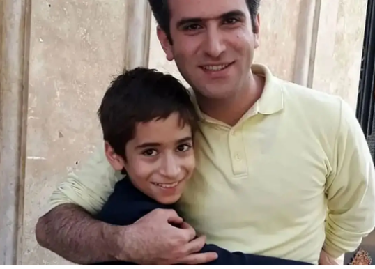 سفر در زمان؛ «حمید برادر حبیب» سریال لیسانسه‌ها در جشن تولد 18 سالگی اش