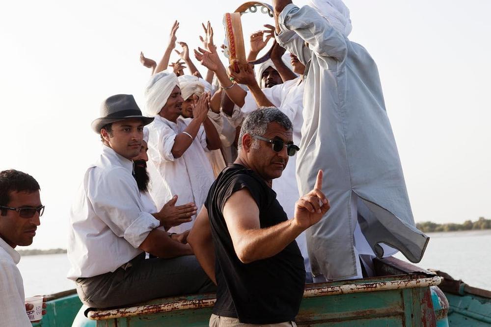 مانی حقیقی و امیر جدیدی در پشت صحنه فیلم «اژدها وارد میشود!»